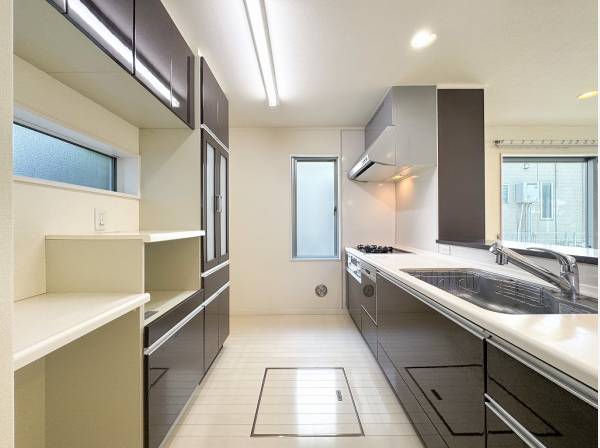 窓に囲まれた明るいキッチンは豊富な収納が魅力的