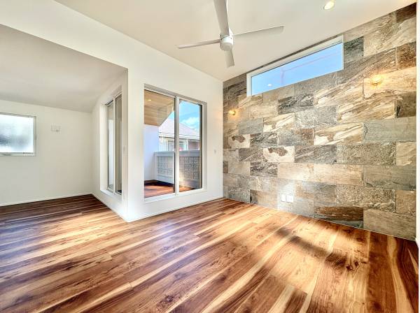 天井高で開放的なリビングには石張りを採用