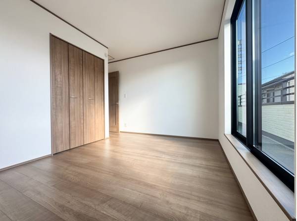 バルコニーに面した明るい洋室