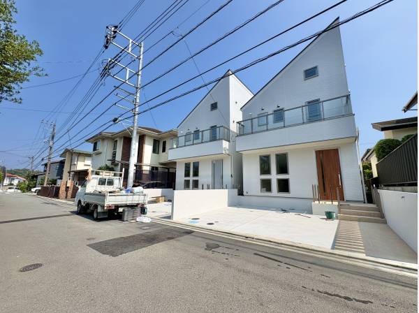 湘南の閑静な住宅地に馴染む、落ち着いた色合いの外観です