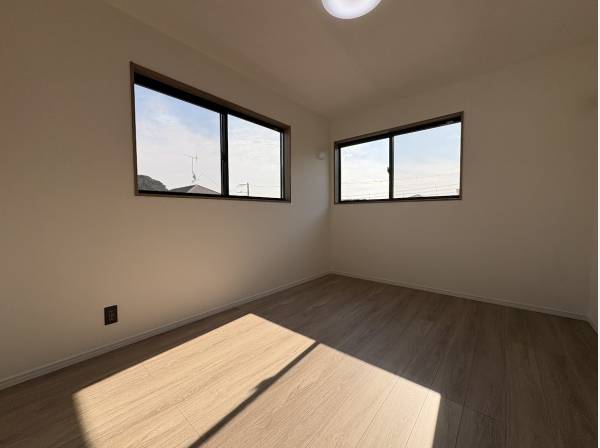 2面採光で明るい洋室