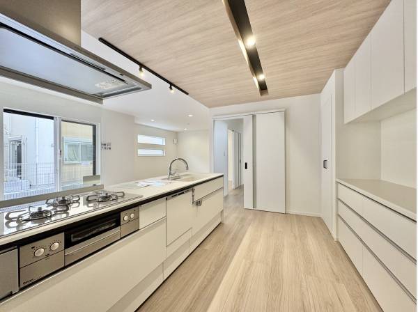 木目天井が映えるシステムキッチン