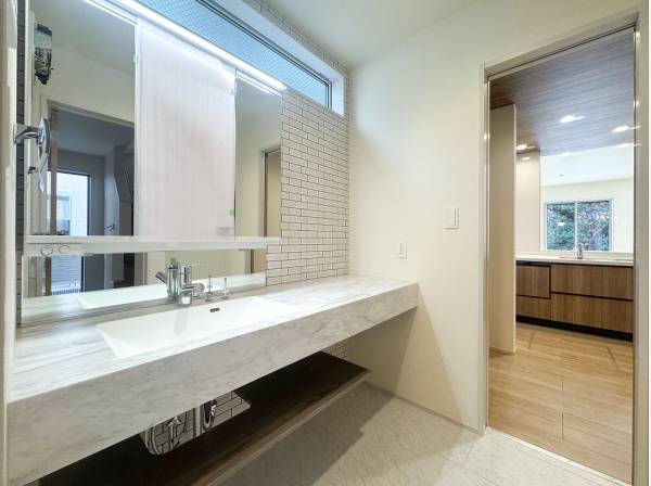 フルフラットカウンターの洗面台はお掃除も楽々