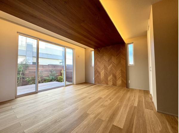 朝、目覚めてすぐに庭へ。寝室の窓を開ければ、室内と屋外が緩やかに繋がり