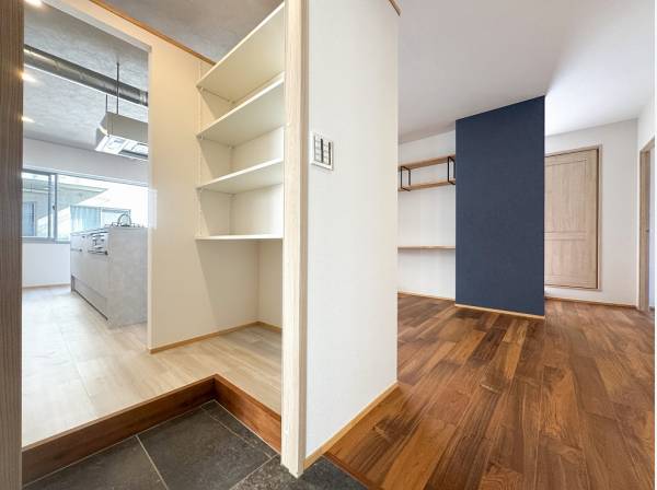 玄関から直接パントリーへ出入りできる便利な同線