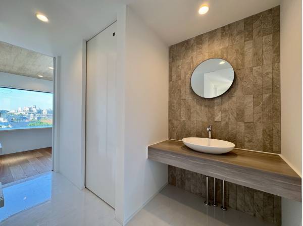 エントランス入ってすぐのスッキリとした手洗い場