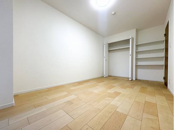 お気に入りを飾れるオープンシェルフを備えた洋室