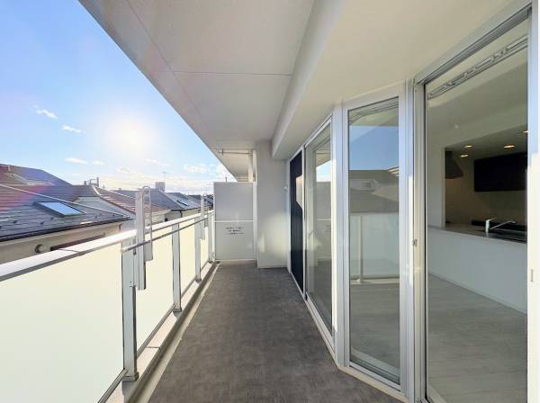 心地良い日差しが当たるワイドバルコニー