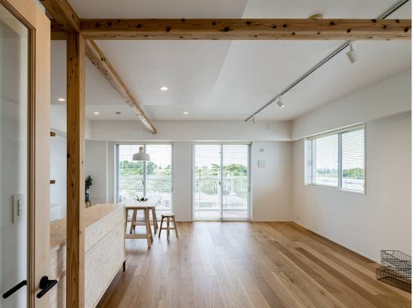 素足で過ごしたくなるフローリング