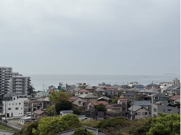 曇りですがリビングから眺望です、正面に富士山、江の島、海が見える高台で