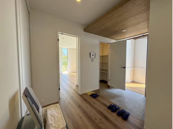 玄関ホールもゆったりと。シューズクローク付き。