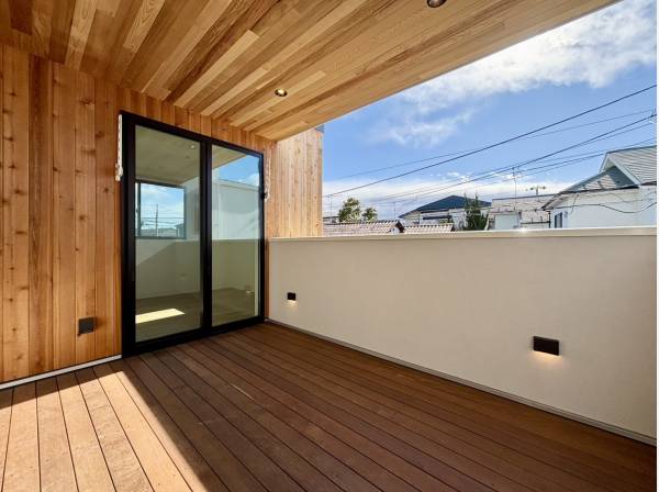 雨が降っても安心なウッドデッキスペース