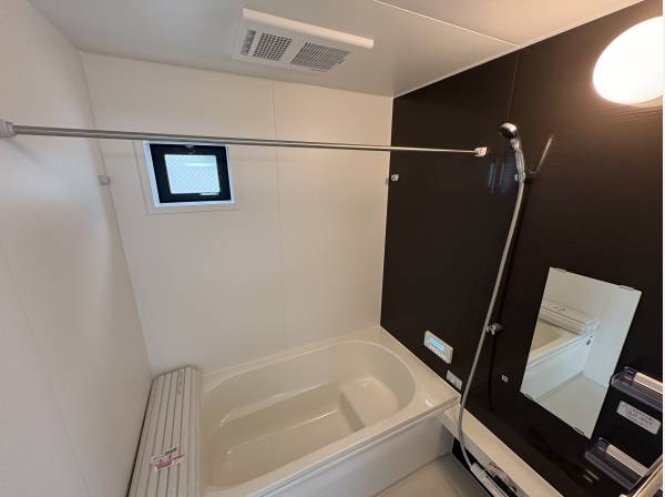 お風呂には浴室乾燥機が付いております。