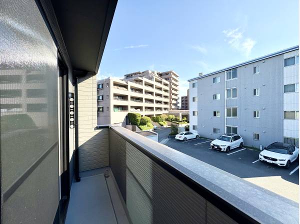 隣地がひらけた駐車場のため風通し良好です！