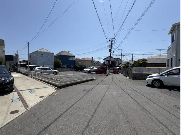前面道路も広く、車の出入りも安心です
