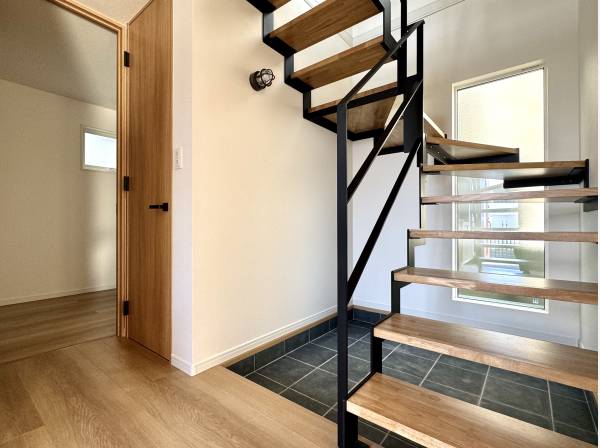 アイアンのスケルトン階段が玄関ホールの主役に