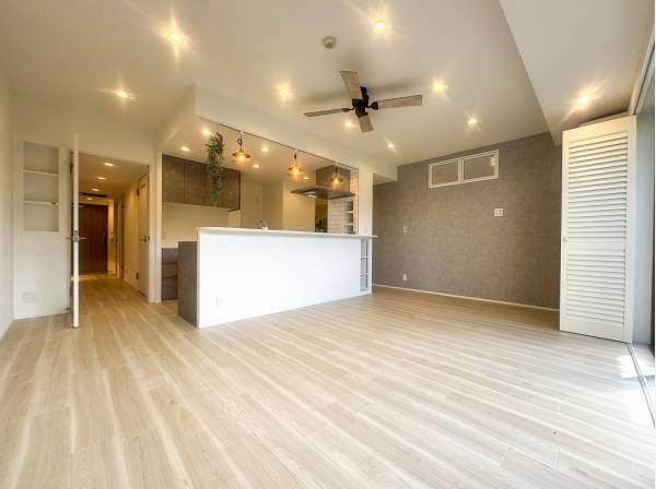 非日常の優雅さが溶け込んだ開放的なLDKは床暖房完備