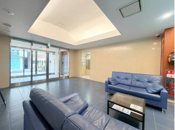 マンションエントランスは清潔感のある佇まい