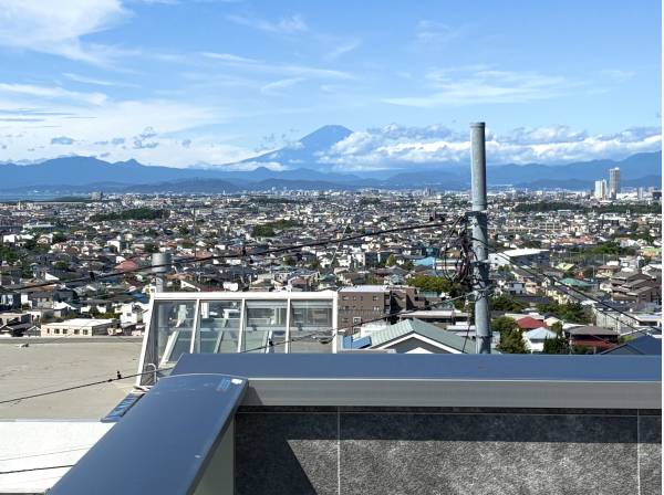 特等席の屋上テラス。雄大な富士山と、遠くに相模湾を望む