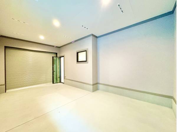 雨の日も濡れずに車に乗り込める大きなガレージ