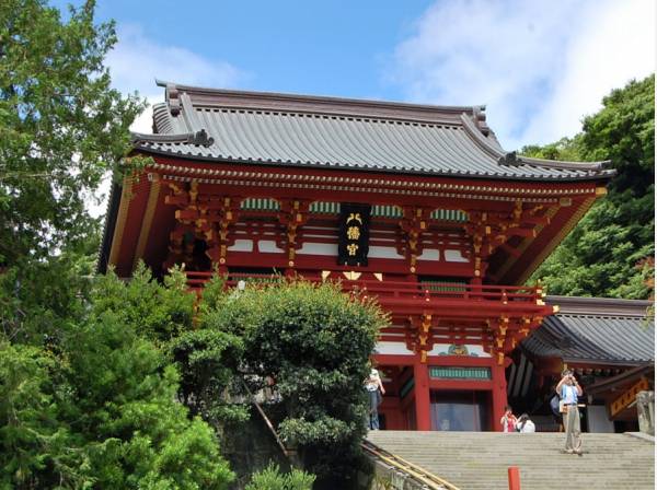 鶴岡八幡宮まで徒歩7分（約550m）