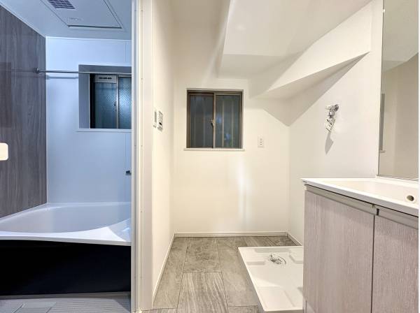 明るい洗面スペースが家族の朝時間をスムーズにサポート