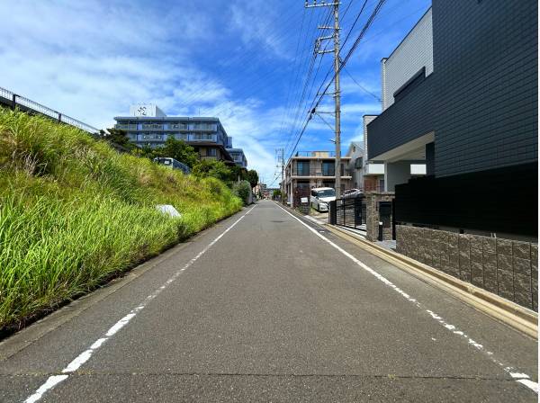 前面道路は約6m御座います。