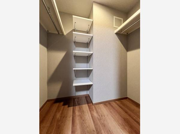 ハンガーラック以外に稼働棚も設置され収納力たっぷり