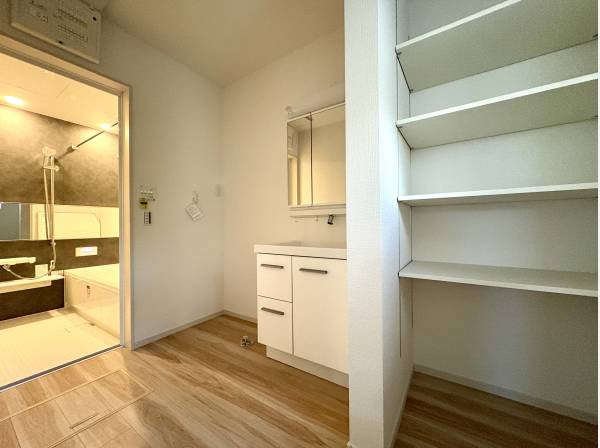 収納が整った使い勝手の良い洗面スペース