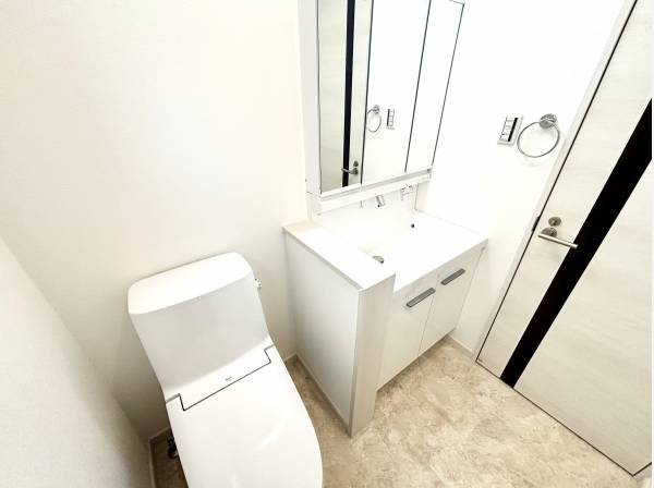 一階トイレ横には手洗い場がございます。