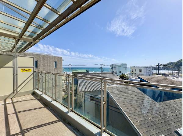 チェアを置いて波音に耳を傾ける贅沢なひと時を…