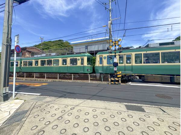 道路向かいをのびりと走る江ノ電。