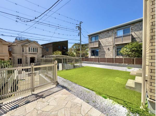 広々としたお庭ではBBQ、お子様のプール遊、多目的にご利用できます