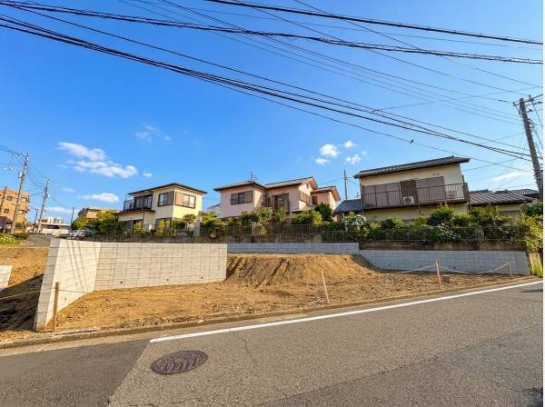 幅員約6mのゆとりある前面道路に面した開放的な立地です