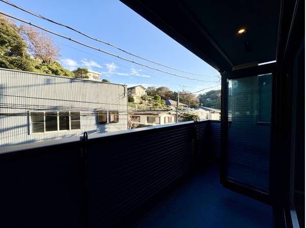 バルコニーからは自然の香り感じる風が舞い込みます