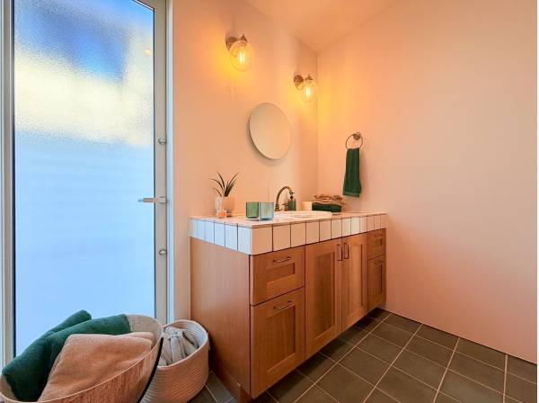 ノスタルジックで可愛らしい雰囲気のパウダールーム