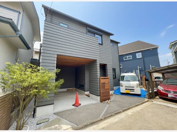 駐車スペースは2台となり、雨の日に助かるビルドインタイプ！