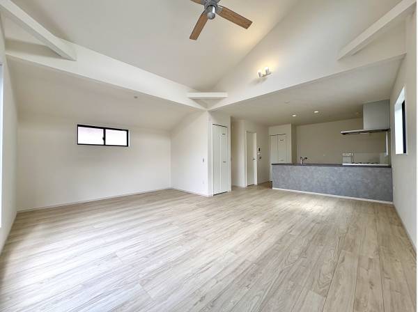 開放的な勾配天井のLDK