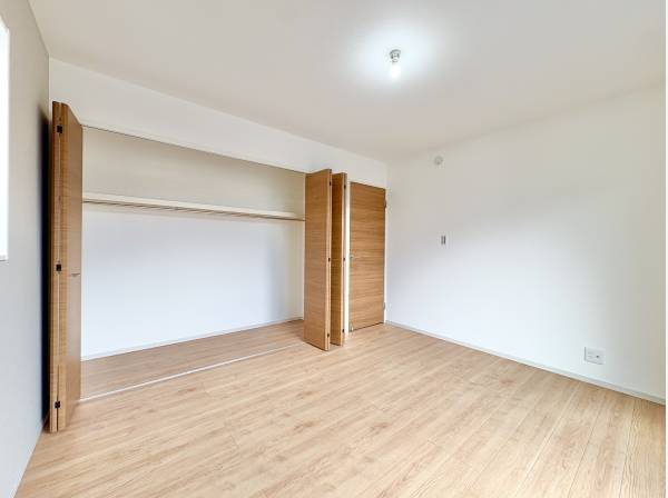 各居室には収納力のあるクローゼットを完備しております