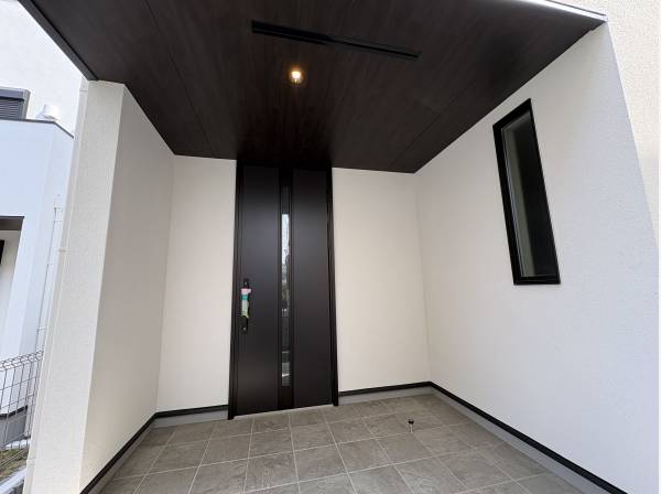 玄関ポーチは屋根があるために安心です。