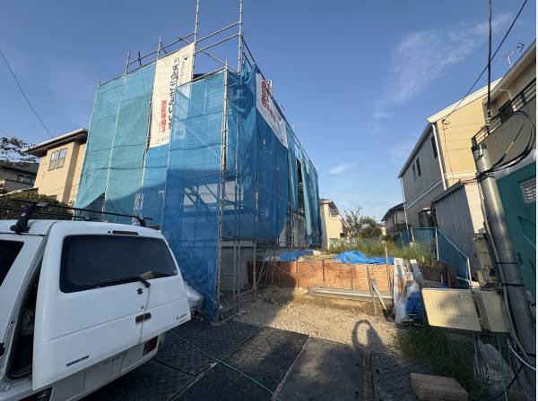 ゆったりと2台以上駐車可能な駐車スペースと広いお庭も確保しています。