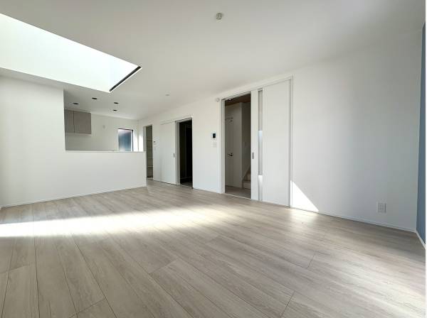 視点が変わると、LDKの広さと心地よさがより際立ちます