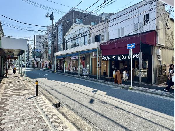 逗子銀座通りの小道を入ると物件に辿り着きます。
