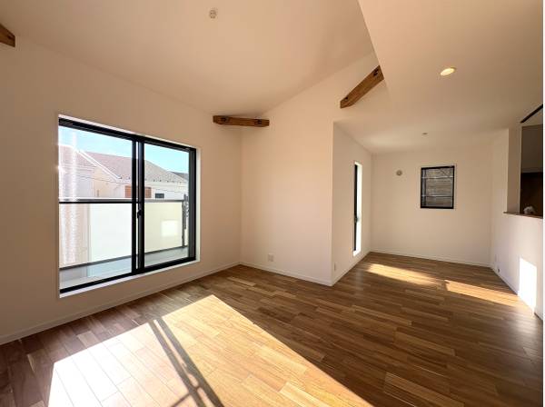 高い天井、開放感と陽当りの良さを感じるリビング

