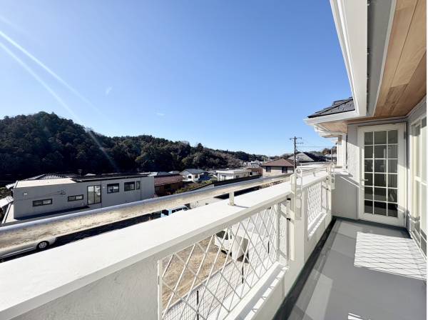 鎌倉の緑と広い空を望むバルコニー