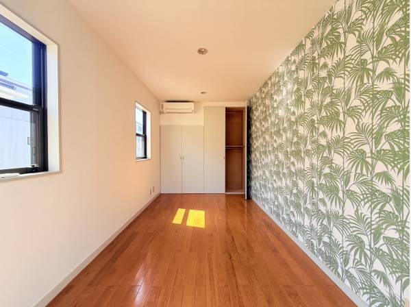 湘南らしいクロスが映える素敵な居室からはバルコニーへ