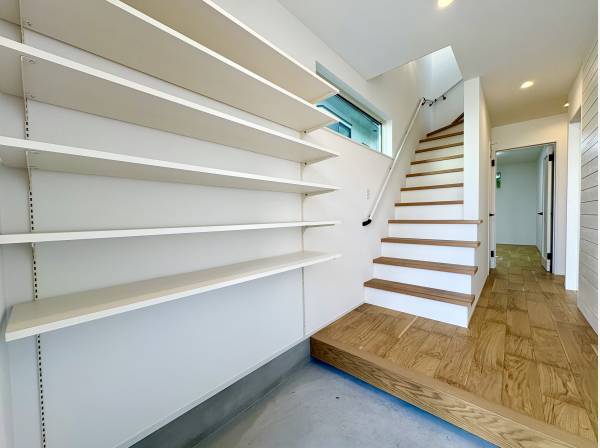 玄関ホールには外国風のオープン収納！