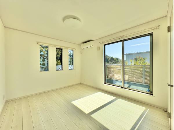 2面採光で陽光がお部屋の全体に届きます