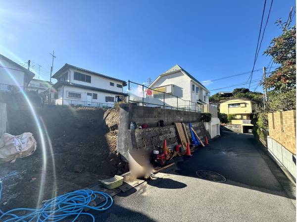 道路も広く車の通行も安心