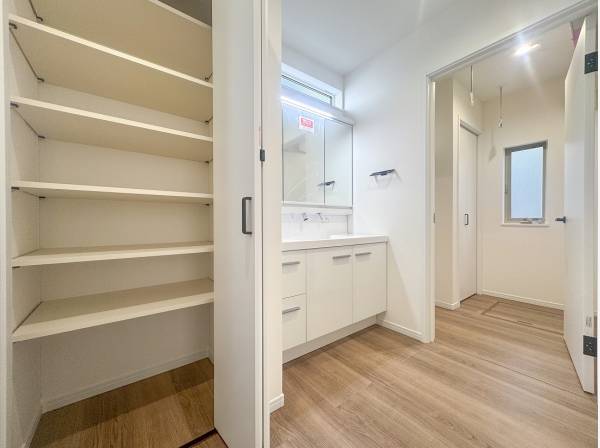 来客時も気兼ねなく利用できる独立した洗面スペース